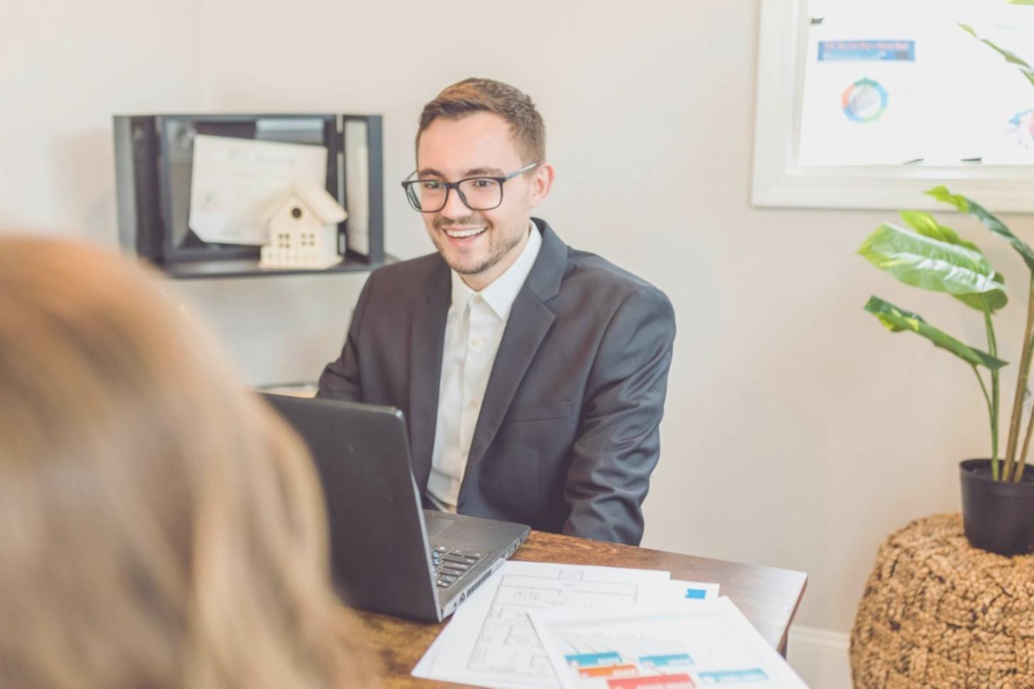 Praktische Vertragsarbeit – Teilnehmer beim Online-Lernen